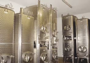 Gärtanks aus Edelstahl im Keller