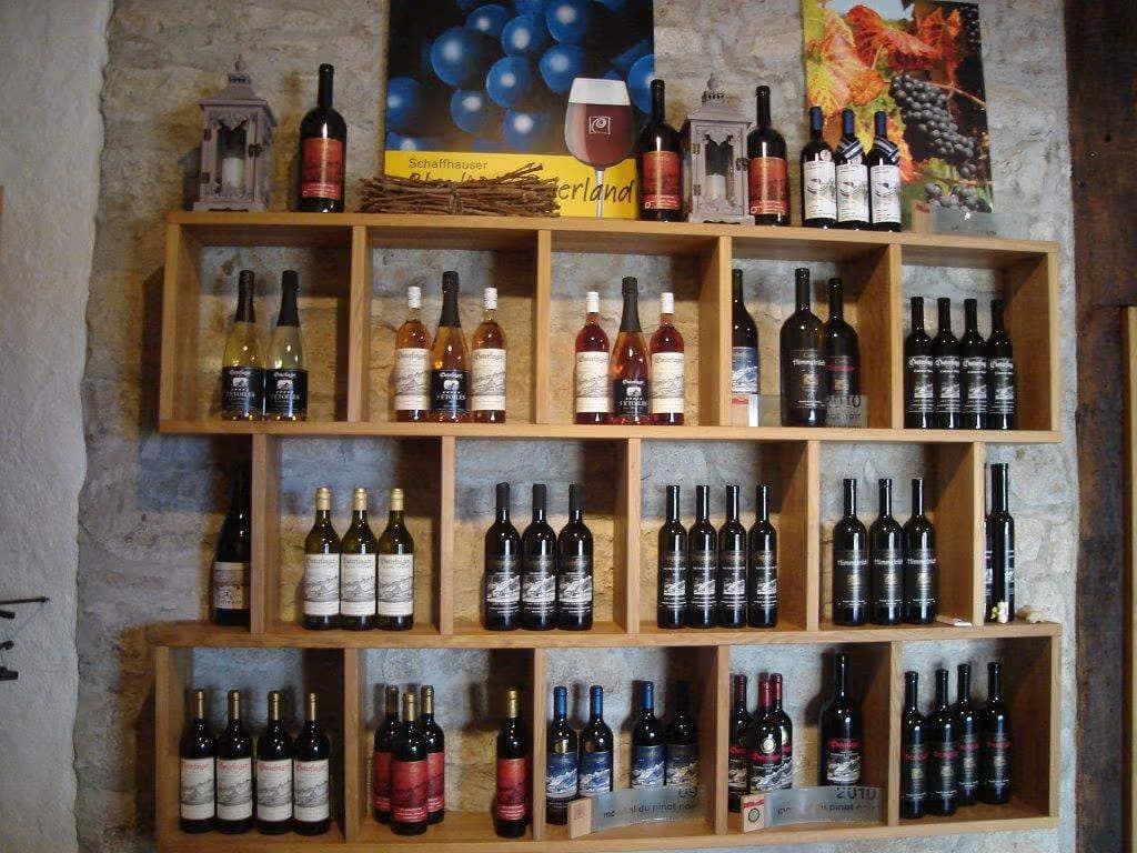 Weinregal mit dem Sortiment des Weinguts Hirschen